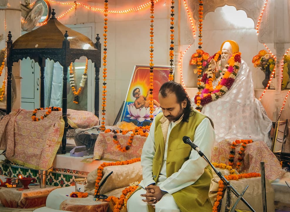 Acharya Prashant was invited to Kabir Mandir, Delhi, to deliver a session in 2016