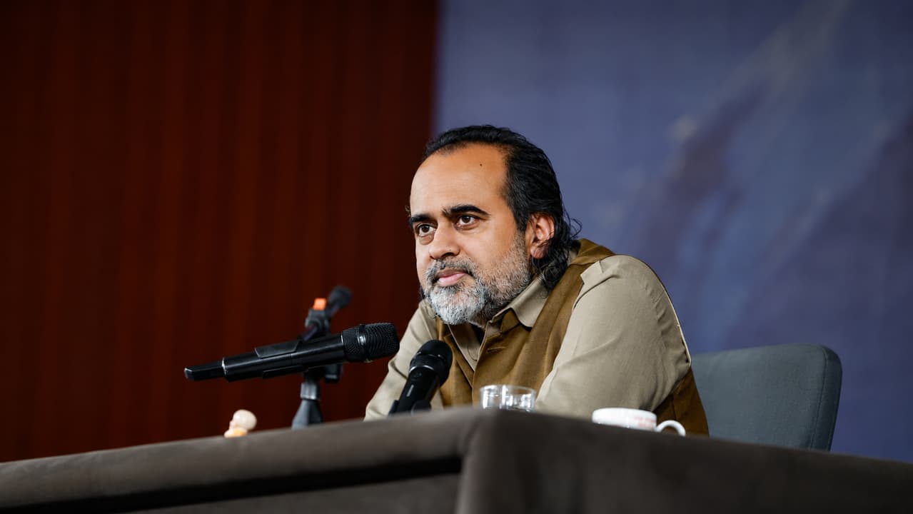 जो खुद आज़ाद नहीं, वह लोकतंत्र को मजबूत कैसे करेगा?