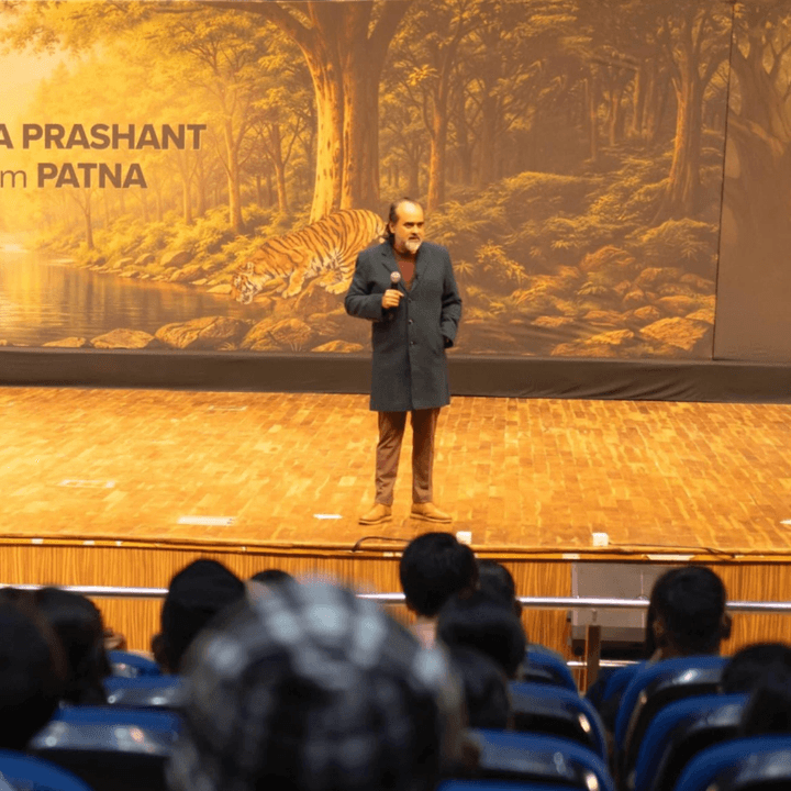 IANS tweets an exclusive look at Acharya Prashant’s live session at Bapu Sabhagar, drawing a packed audience