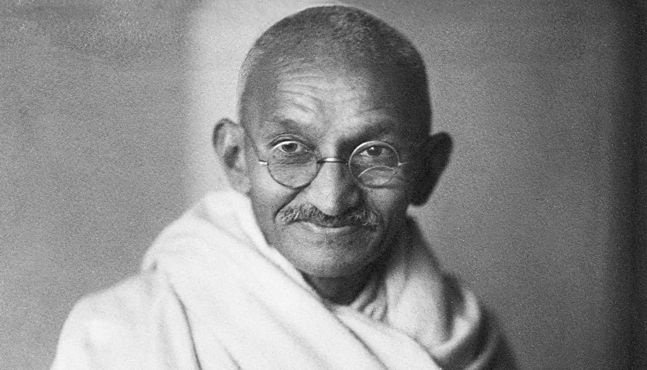 गाँधी: महात्मा, राष्ट्रपिता या शातिर राजनेता