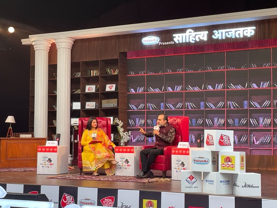From a Public Stage, Acharya Prashant Gives the Mantra for Living | Aaj Tak